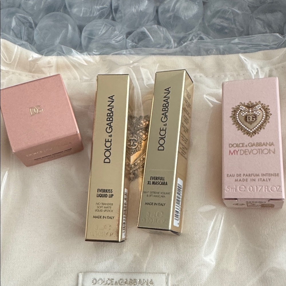 Dolce & Gabbana White Cosmetic Bag with Gold Details - Picture 3 of 3